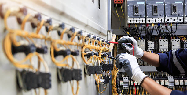 Professional Electrician technician working in Bannockburn, IL